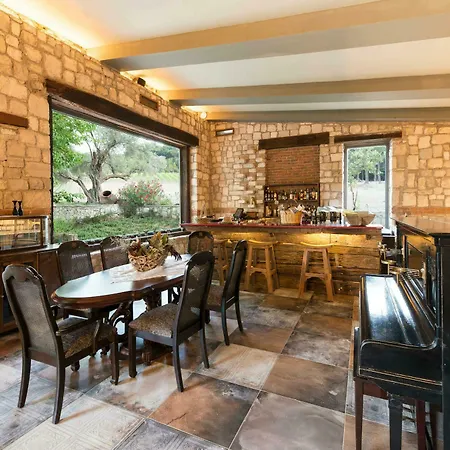 Manej Urla מלון 3*